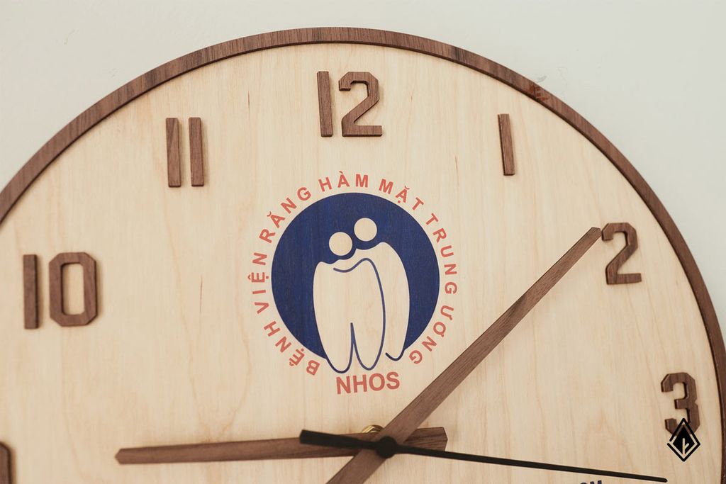 Đồng hồ gỗ Maple phối Walnut - In logo – NAU FACTORY