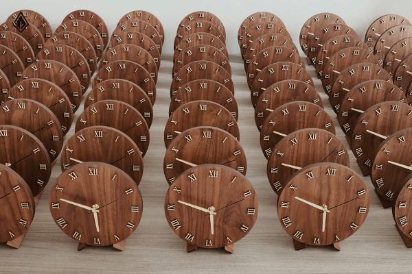 Đồng hồ để bàn thuần gỗ Walnut