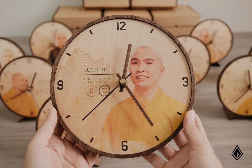 Đồng hồ gỗ để bàn | Thiết kế in hình theo yêu cầu