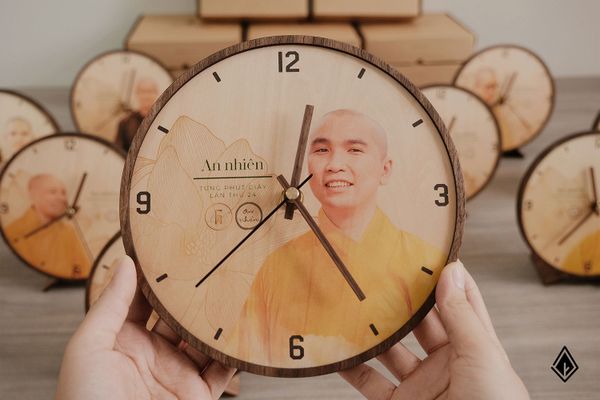 Đồng hồ gỗ để bàn | Thiết kế in hình theo yêu cầu