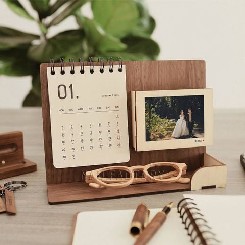 Lịch gỗ khay bút 2026