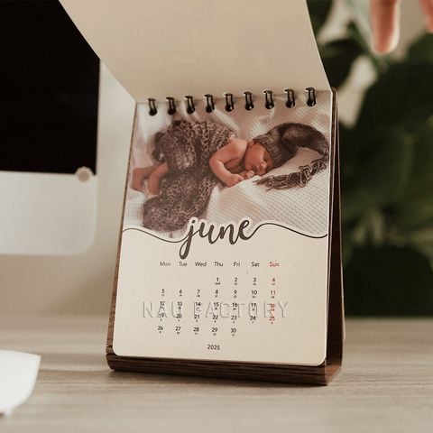 Lịch gỗ form đứng B6 2026