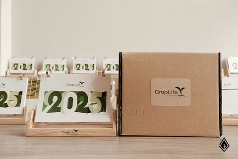 Lịch gỗ chữ U | Thiết kế tờ lịch và đế gỗ theo yêu cầu