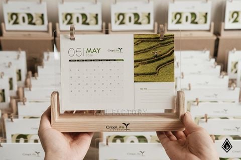 Lịch gỗ chữ U | Thiết kế tờ lịch và đế gỗ theo yêu cầu