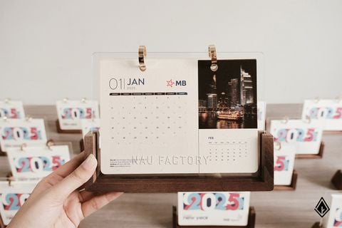 Lịch gỗ chữ U đế gỗ Walnut | In UV 13 tờ lịch theo yêu cầu