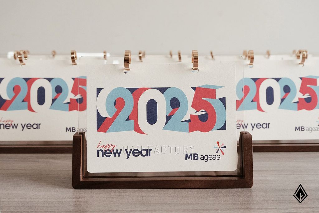 Lịch gỗ chữ U đế gỗ Walnut | In UV 13 tờ lịch theo yêu cầu