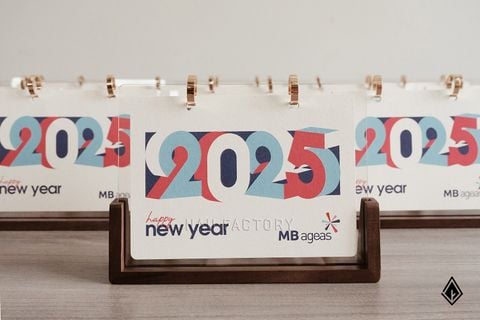 Lịch gỗ chữ U đế gỗ Walnut | In UV 13 tờ lịch theo yêu cầu