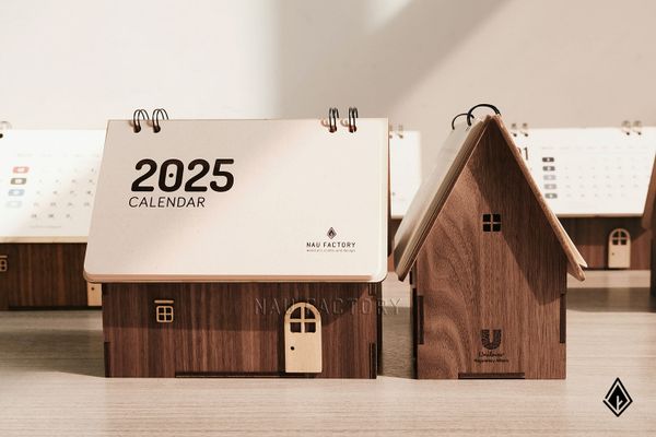 Lịch gỗ ngôi nhà Walnut | In logo doanh nghiệp theo yêu cầu