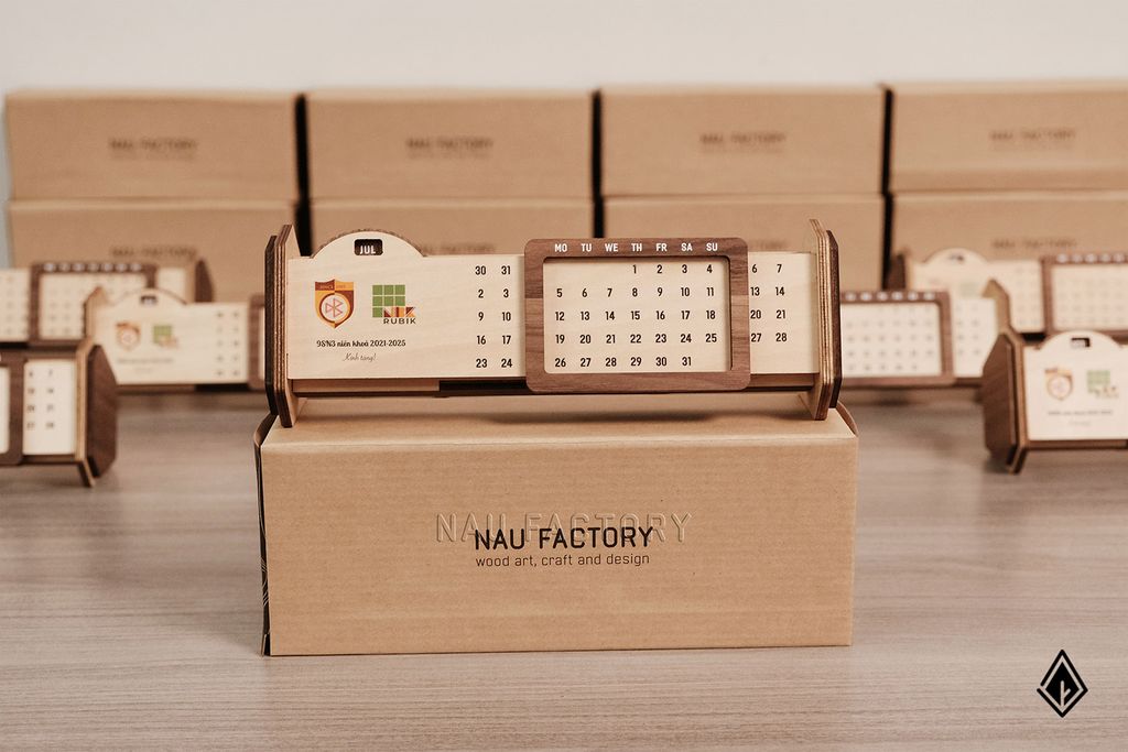 Lịch gỗ vạn niên form ngang - Tùy chỉnh in nhiều logo theo yêu cầu
