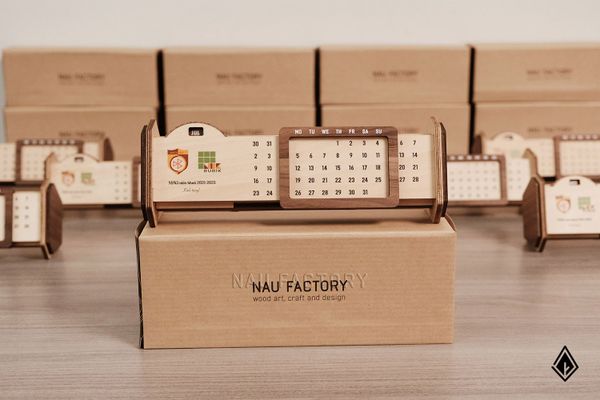 Lịch gỗ vạn niên form ngang | Tùy chỉnh in nhiều logo theo yêu cầu