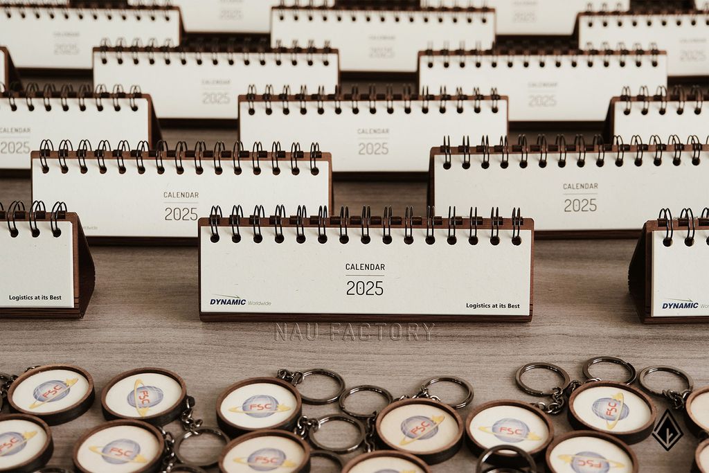 Lịch gỗ form ngang | Thiết kế 13 tờ lịch in logo doanh nghiệp