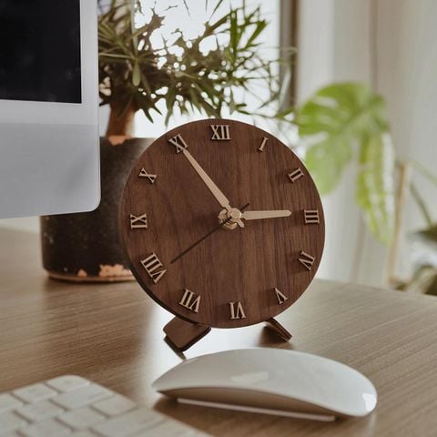 Đồng hồ gỗ để bàn thuần gỗ Walnut không viền | Số La Mã