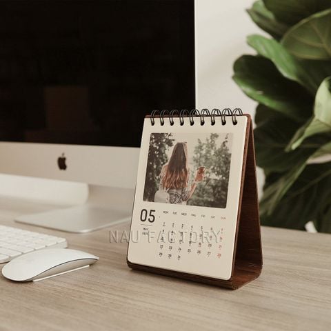 Lịch gỗ form đứng B6 2026