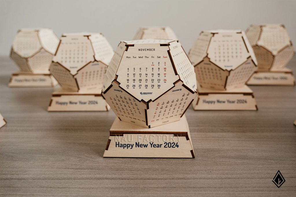 Lịch gỗ đa giác Maple - In logo lên 12 mặt gỗ