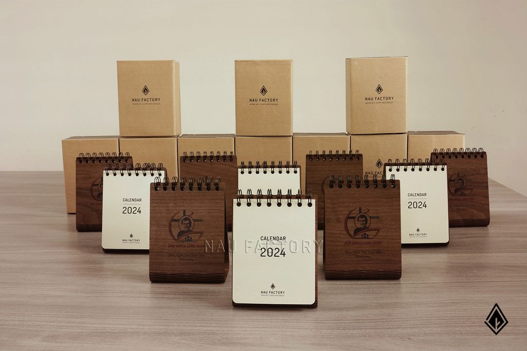 Lịch gỗ form đứng - In lên đế gỗ theo yêu cầu