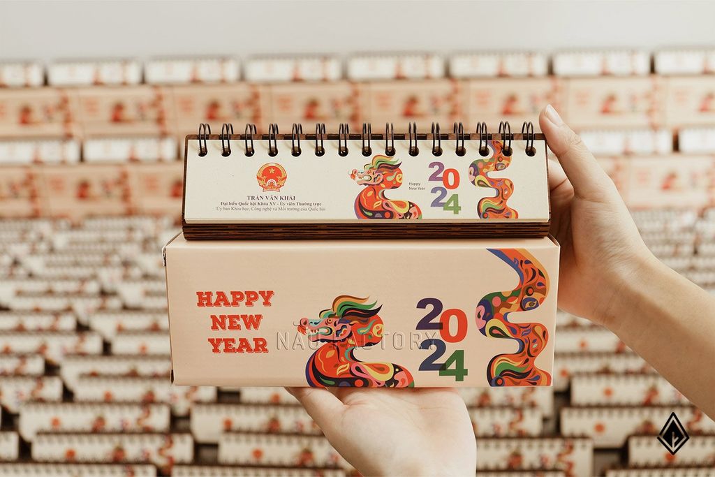 Lịch gỗ form ngang - In hình 2 mặt lên tờ lịch theo yêu cầu