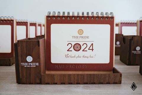 Lịch gỗ Walnut đa năng - In logo lên khay bút, tờ lịch lớn