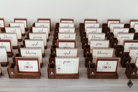 Lịch gỗ Walnut đa năng - In logo lên khay bút, tờ lịch lớn
