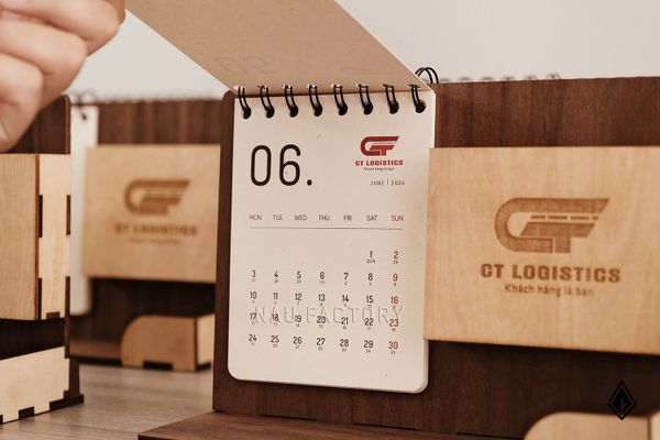 Lịch gỗ khay bút - Khắc logo lên khay bút