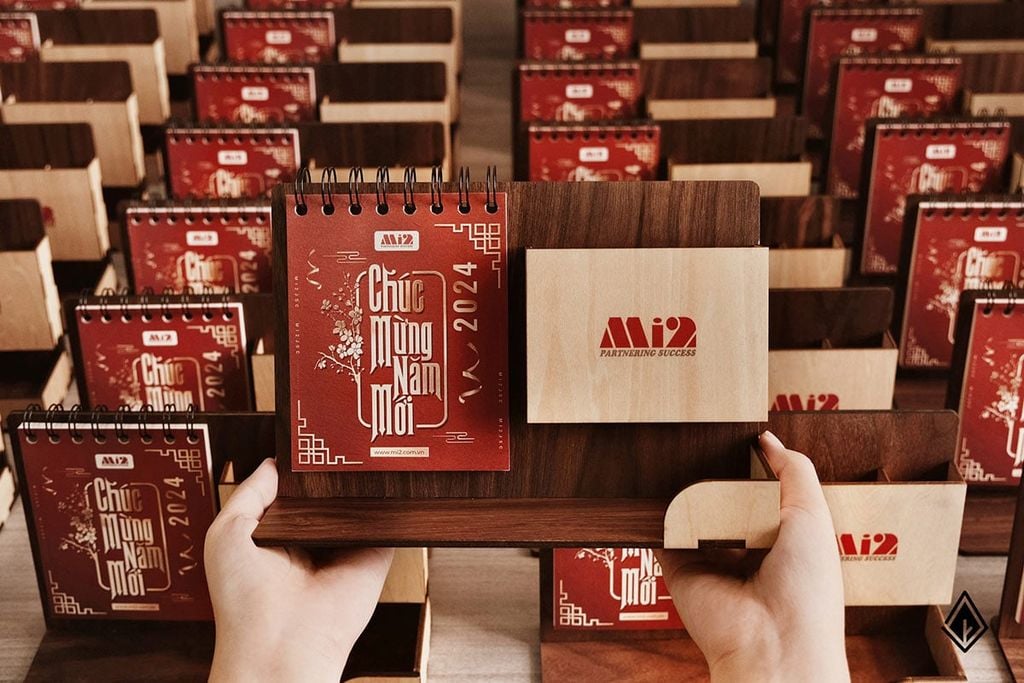 Lịch gỗ khay bút - In logo lên khay bút và tờ lịch