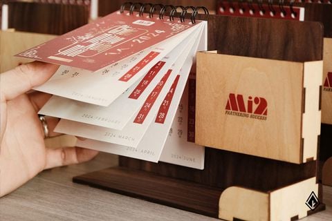 Lịch gỗ khay bút - In logo lên khay bút và tờ lịch