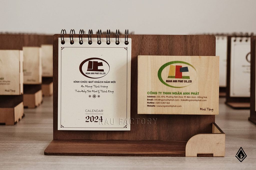 Lịch gỗ khay bút - In logo lên khay bút và tờ lịch theo yêu cầu