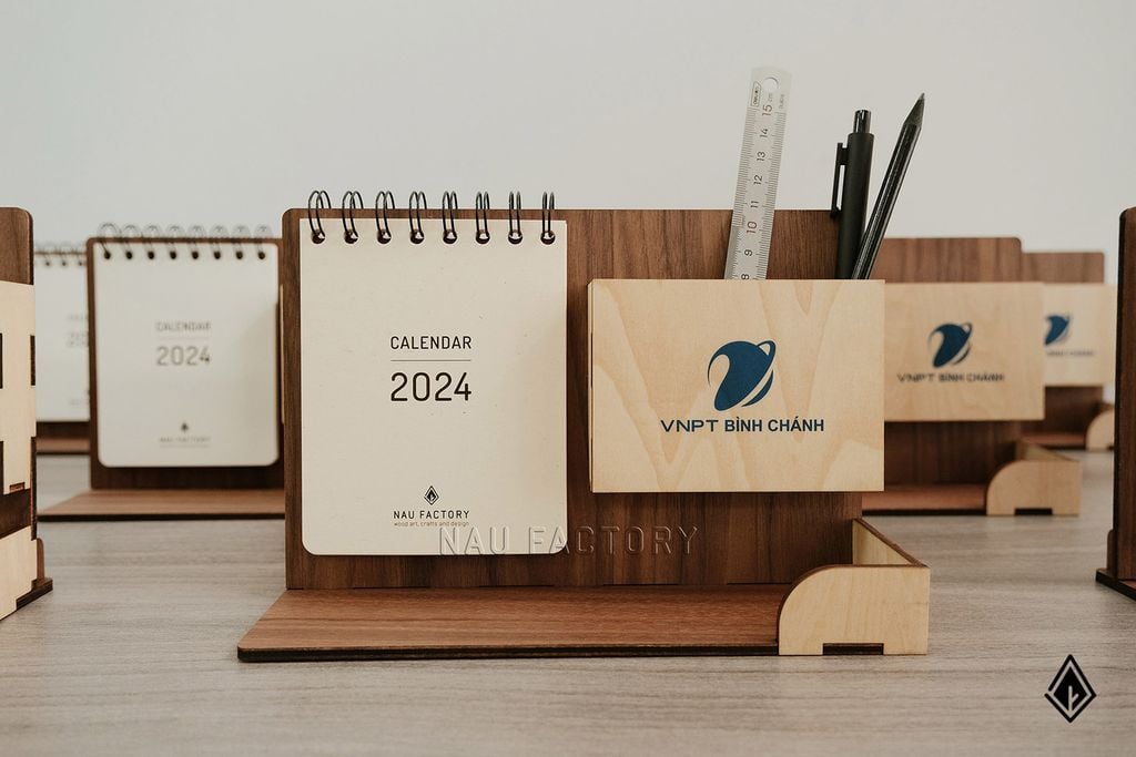 Lịch gỗ khay bút - In logo doanh nghiệp lên khay bút theo yêu cầu