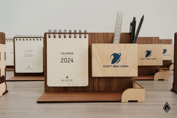 Lịch gỗ khay bút - In logo doanh nghiệp lên khay bút theo yêu cầu
