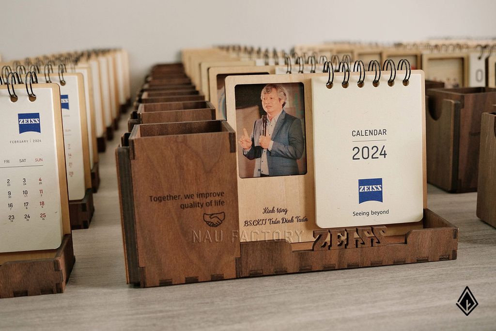 Lịch gỗ khung ảnh - Cắt nổi 3D tên doanh nghiệp