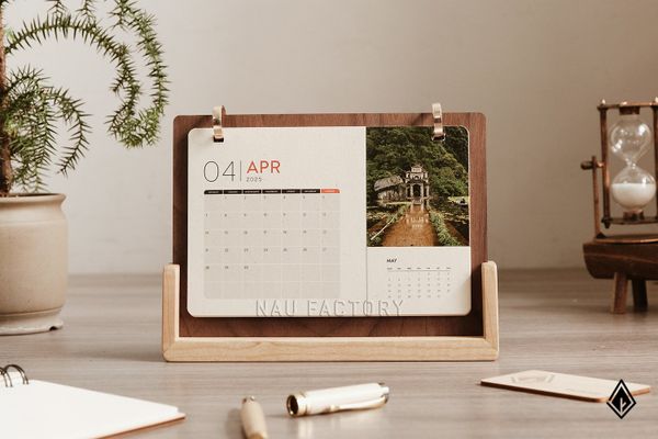 Lịch giấy đế gỗ nguyên khối | Tấm dựng gỗ Walnut