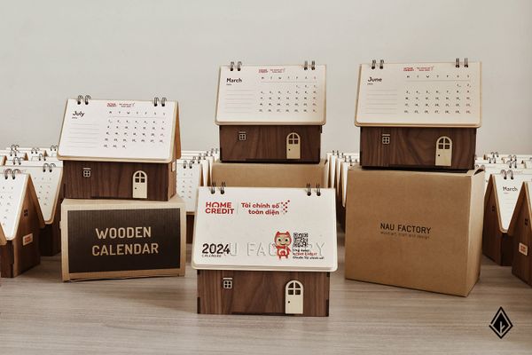 Lịch ngôi nhà gỗ Walnut - Thiết kế tờ lịch theo yêu cầu, dán nổi logo lên ngôi nhà