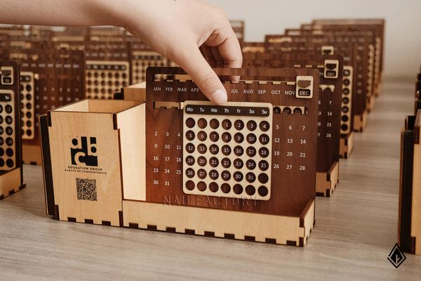 Lịch gỗ vạn niên - In logo doanh nghiệp theo yêu cầu