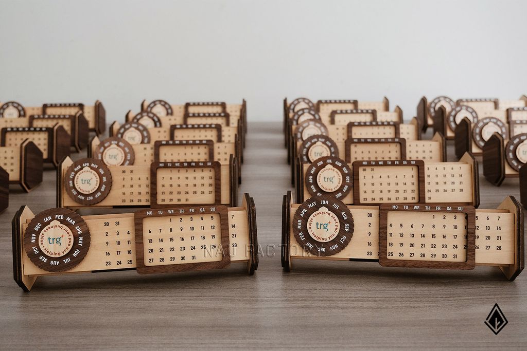 Lịch vạn niên form ngang - Hộp giấy kèm sticker logo doanh nghiệp