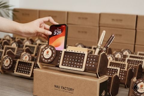 Lịch vạn niên form ngang - Gỗ Walnut sang trọng