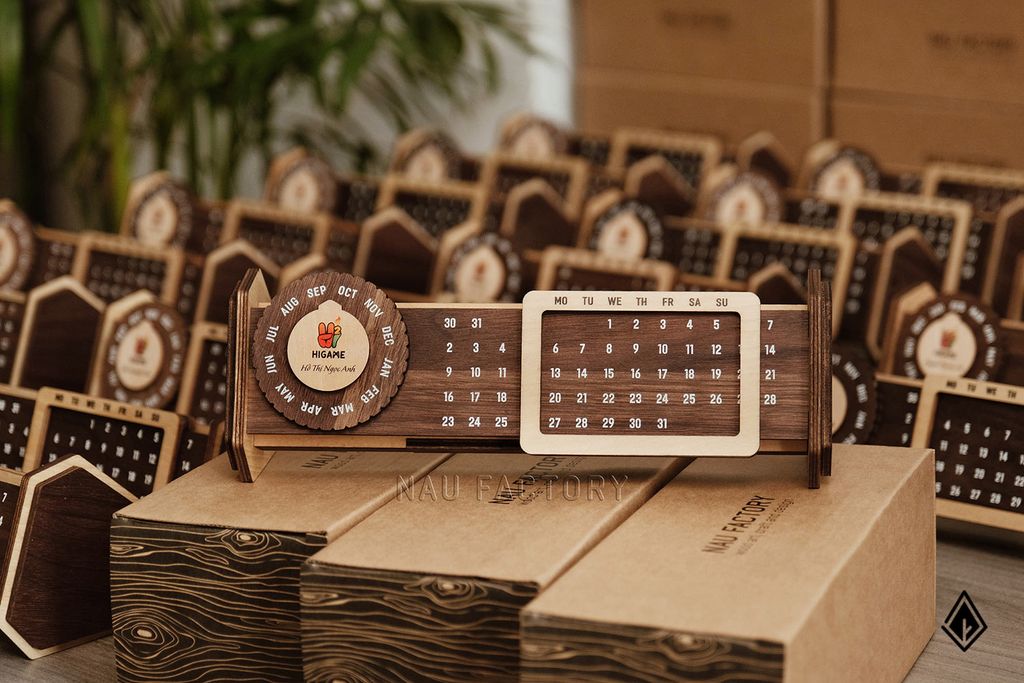 Lịch vạn niên form ngang - Gỗ Walnut sang trọng