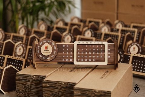 Lịch vạn niên form ngang - Gỗ Walnut sang trọng