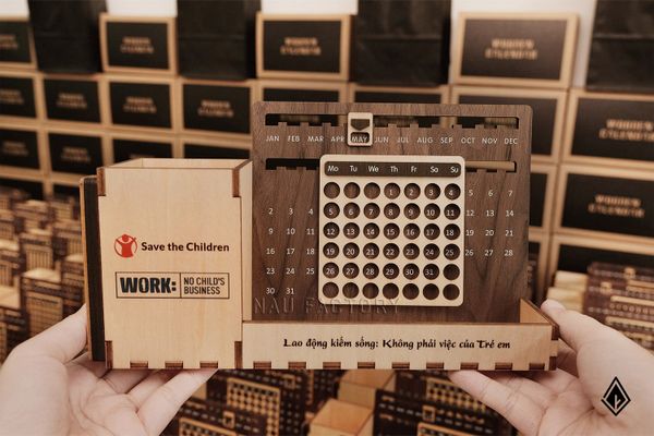 Lịch gỗ vạn niên - In logo/chữ lên 2 mặt khay bút