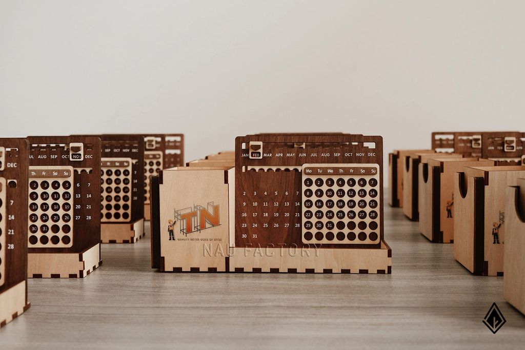 Lịch gỗ vạn niên - In logo lên khay bút theo yêu cầu