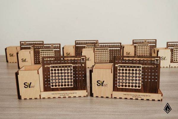 Lịch gỗ vạn niên - In chữ/logo doanh nghiệp lên 2 mặt khay bút