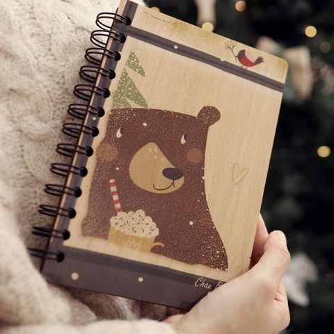 Gấu Giáng Sinh bên khung cửa