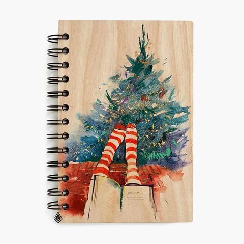 Cô gái bên cây thông