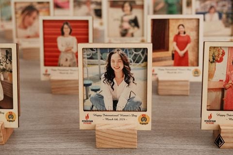 Tranh gỗ Beech mini | In chữ và logo doanh nghiệp lên khung tranh