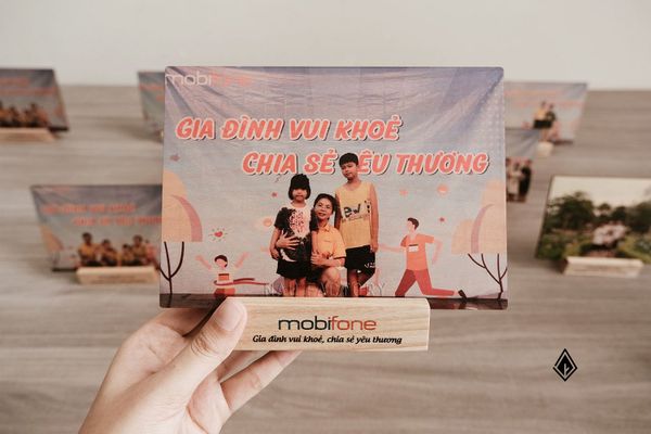 Tranh gỗ để bàn | In logo doanh nghiệp lên đế gỗ