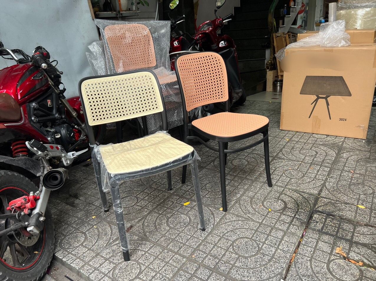  Ghế nhựa kiểu dáng Thonet 811 