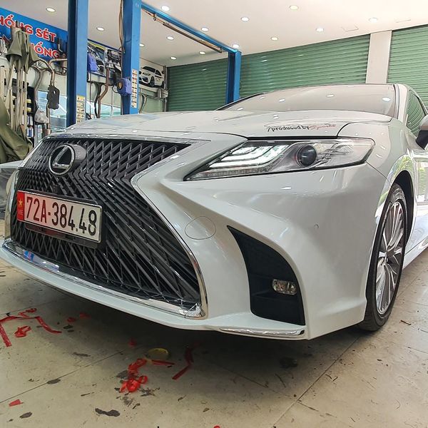 Độ Cản Trước Và Líp Pô Sau Xe Toyota Camry 2019 - 2020 Màu Trắng - Mẫu Lexus