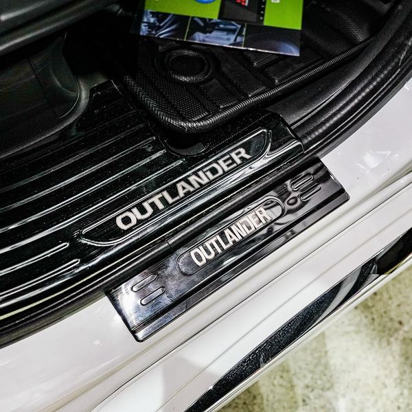 Lắp Nẹp Bước Chân Trong Ngoài Kiểu Titan Cho Xe Mitsubishi Outlander 2022