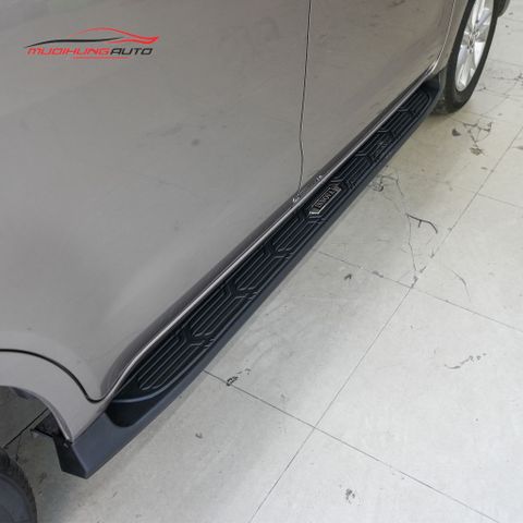 Bệ bước chân Toyota Innova 2018