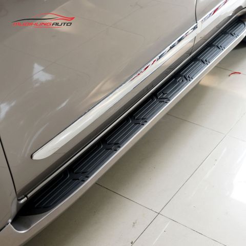 Bệ lên xuống Toyota Innova 2010