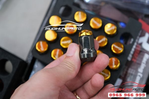 Bộ ốc take 20 nắp chụp  bảo vệ lazang ô tô màu vàng