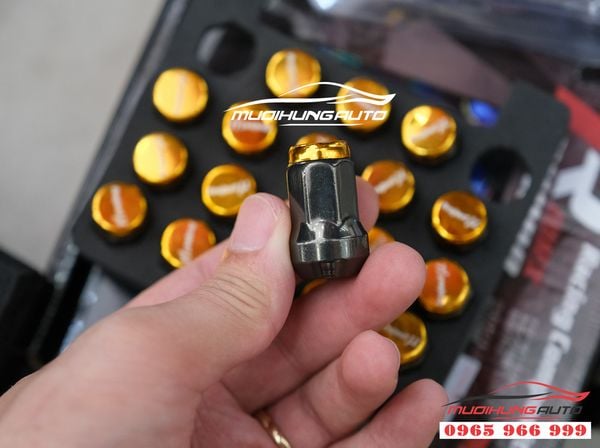 Bộ ốc take 20 nắp chụp  bảo vệ lazang ô tô màu vàng